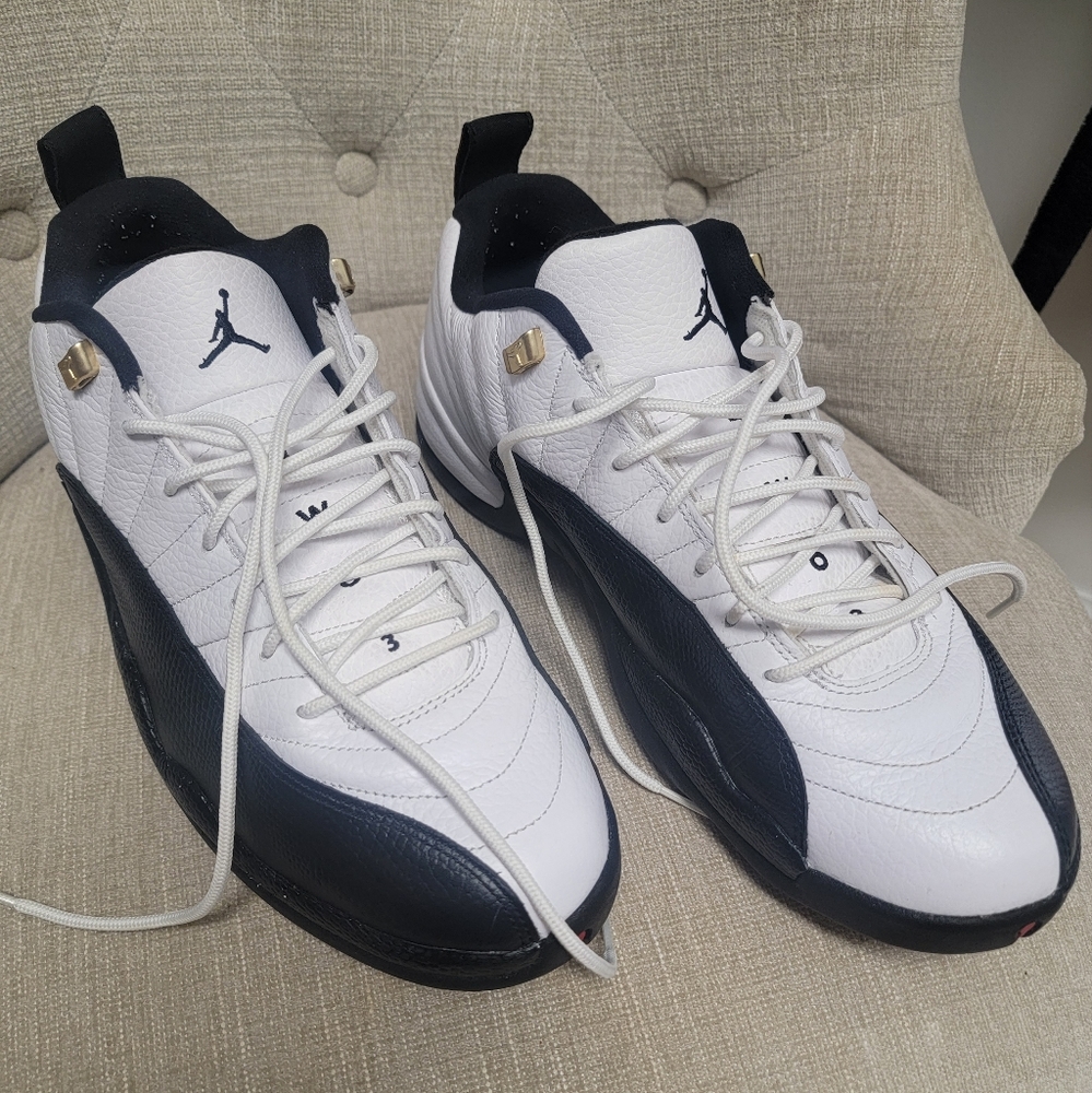 Mens jordan, black and white sneakers, size 11